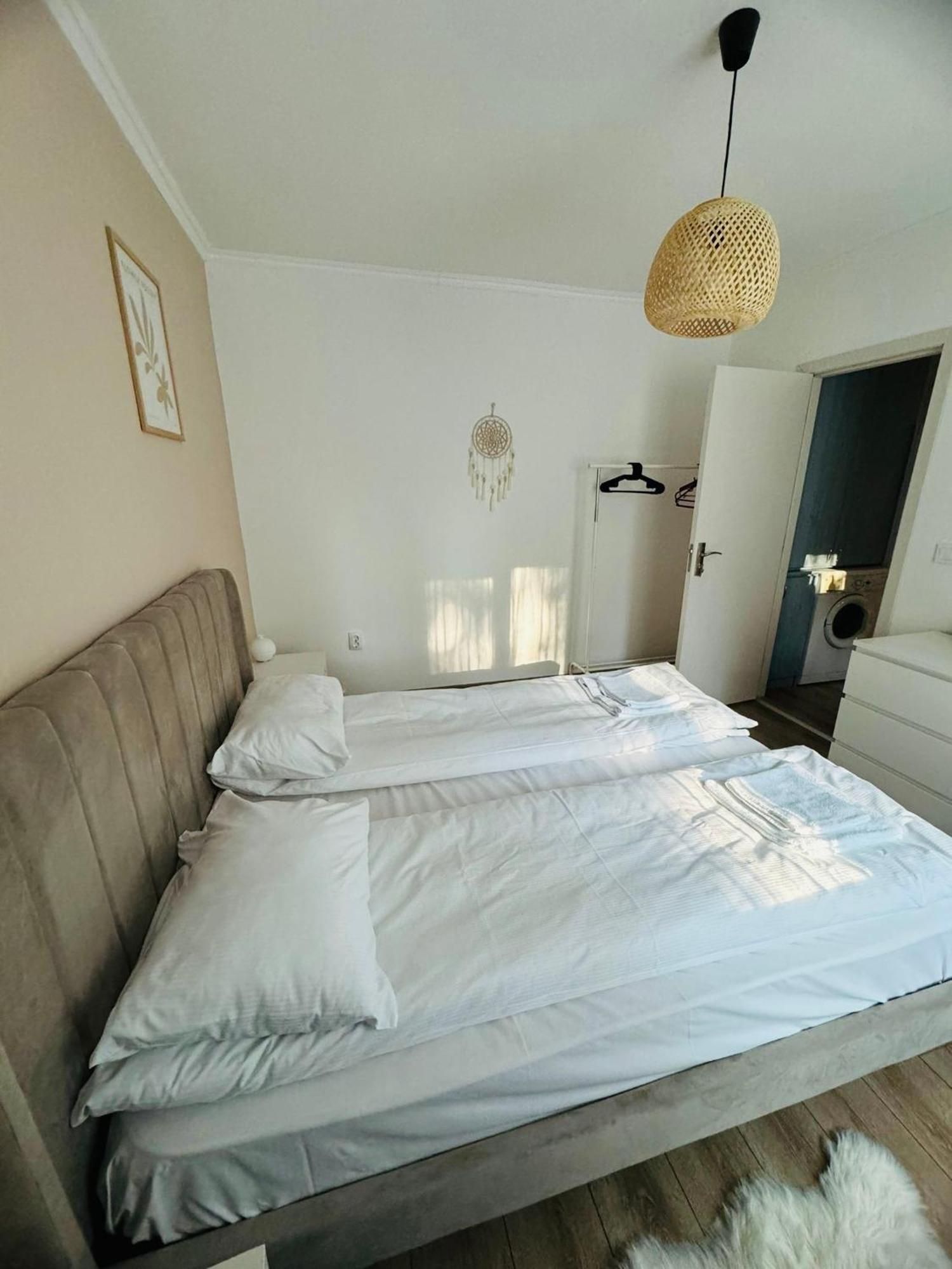 A'S Apartment Онешти Экстерьер фото